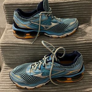 Mizuno womens tennis shoes.  Basically new